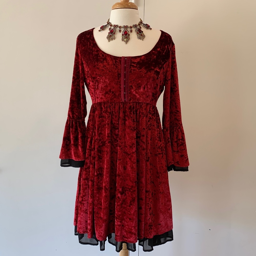 Hot Topic red crushed velvet Juliet dress large